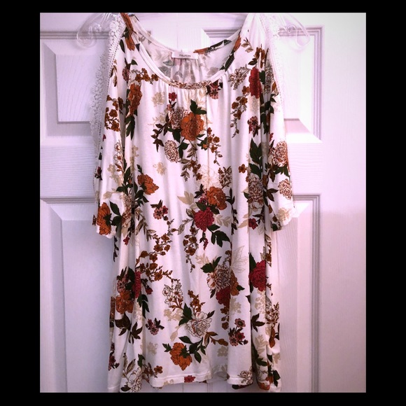 Maurices Tops - BNWOT Maurices Cold Shoulder Top Size 0